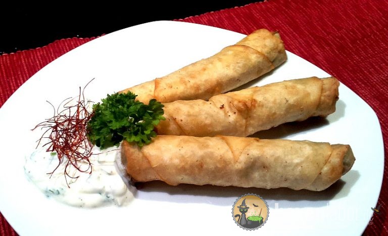 Börek mit Spinat-Schafskäse-Füllung und Joghurtdip - Hexenlabor