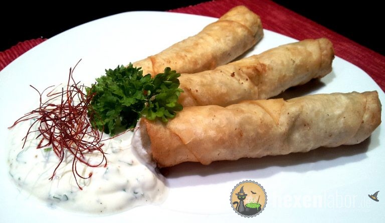 Börek mit Spinat-Schafskäse-Füllung und Joghurtdip - Hexenlabor